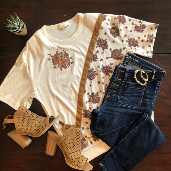 Tops - Floral t-shirt